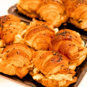 Mini croissant tortilla de ajos tiernos